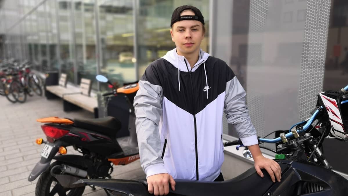 Patrik Viskari nojaa kevytmoottoripyöräänsä.