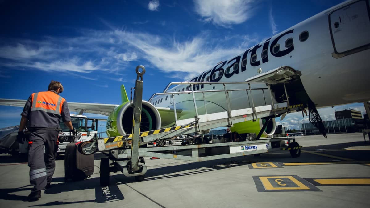 airbaltic matkalaukkujen lastausta