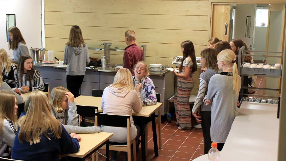 Nuoria ruokailemassa leirikeskuksessa.