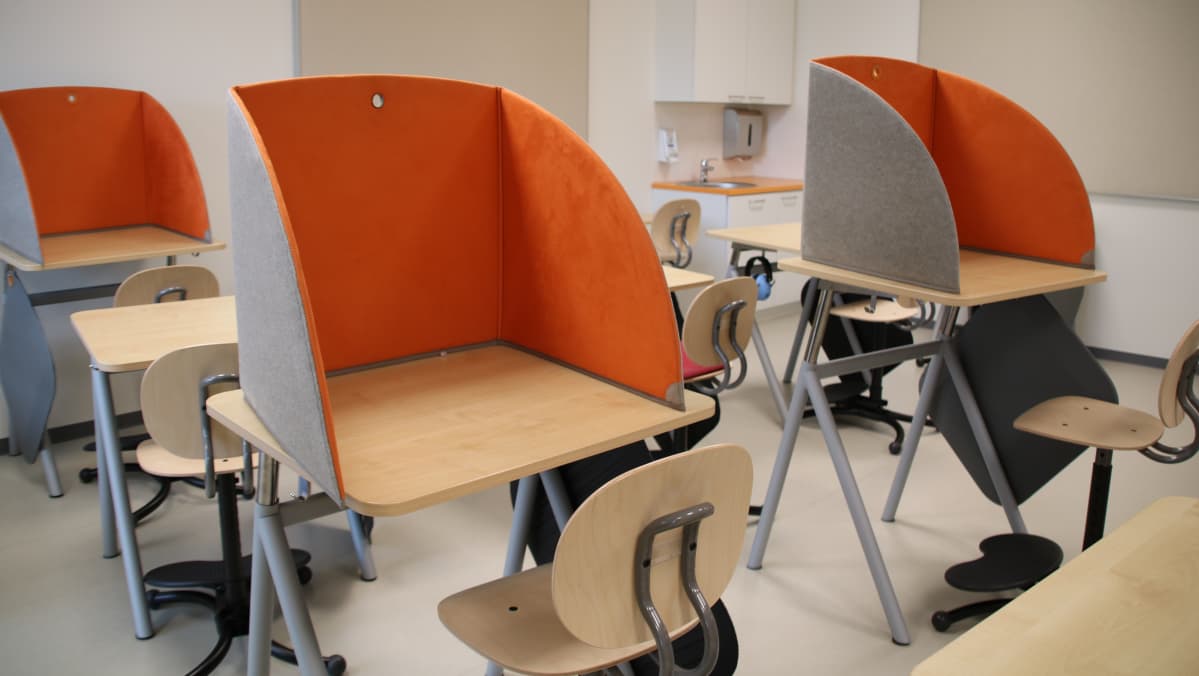 Pöytiä, joilla on keskittymistä varten tarkoitetut sermit.