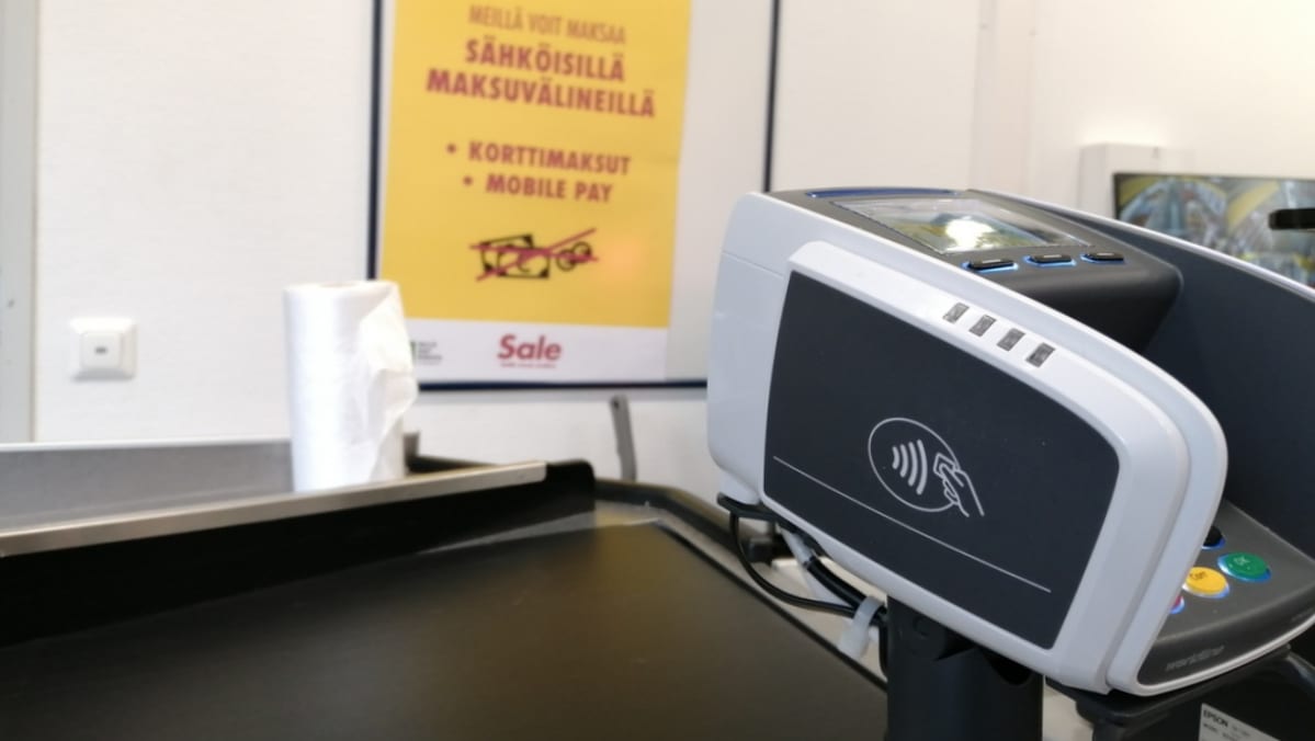 Kaupan seinällä on ilmoitus, että kaupassa voi maksaa vain kortilla tai puhelimella.