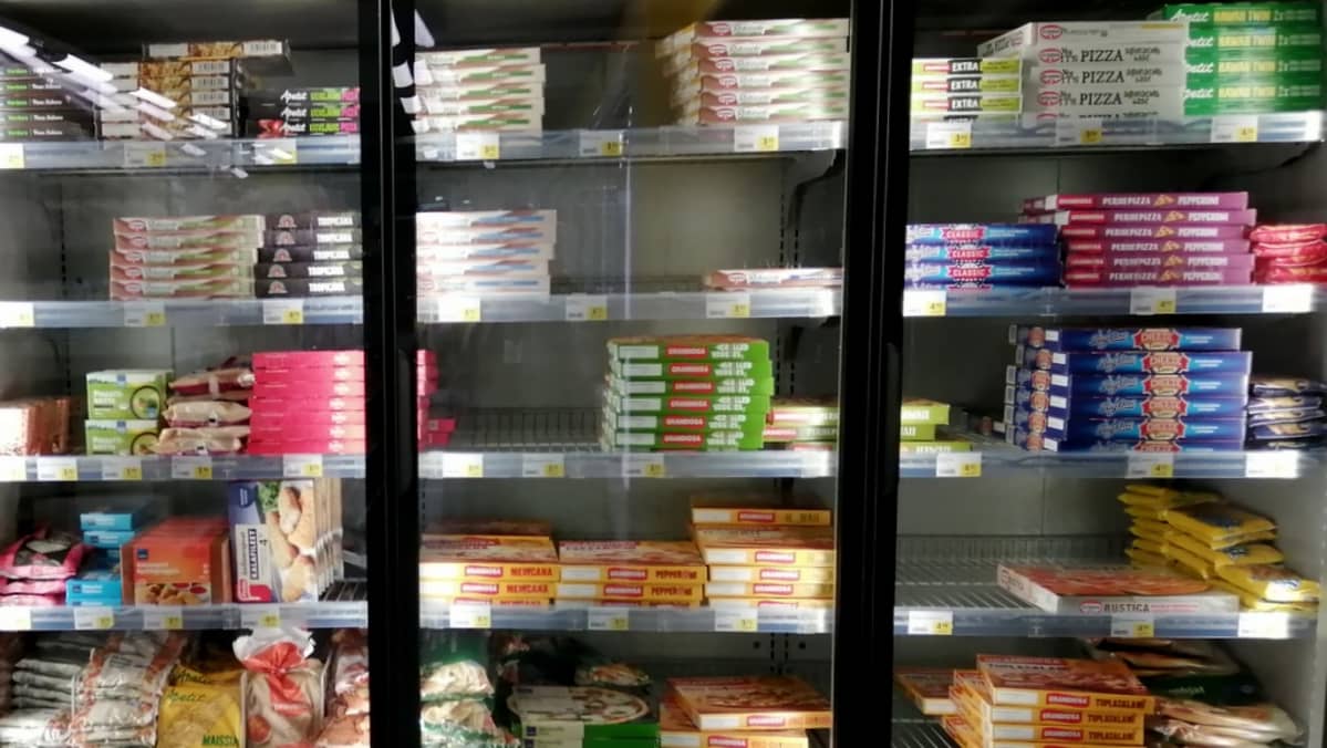 Pakastepizzoja on kaupassa melko laajavalikoima kaupan kokoon nähden.