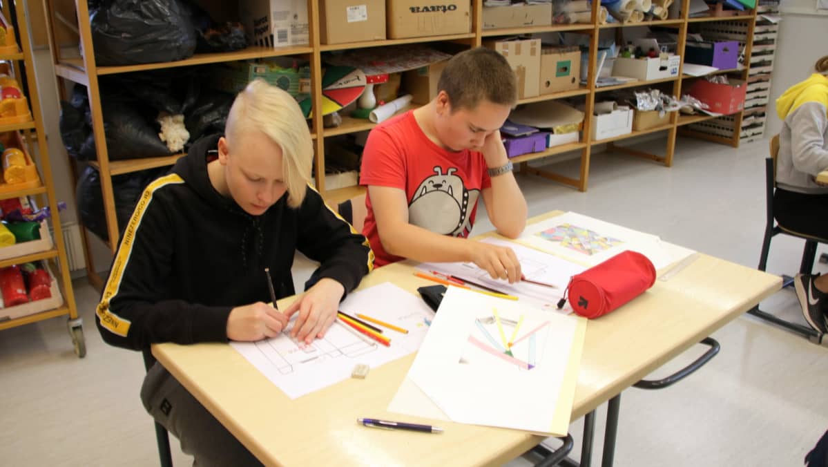 Oppilaat piirtävät