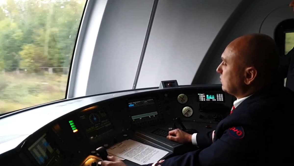 Lastotska-junan ohjaamo. Huippunopeus 160 km/h