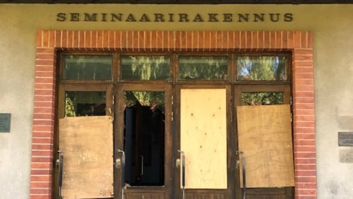 Entisen Heinolan seminaarin päärakennuksen sisäänkäynti heinäkuussa 2020.