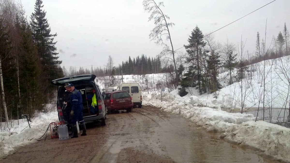 Jäätyneitä tierumpuja avataan.