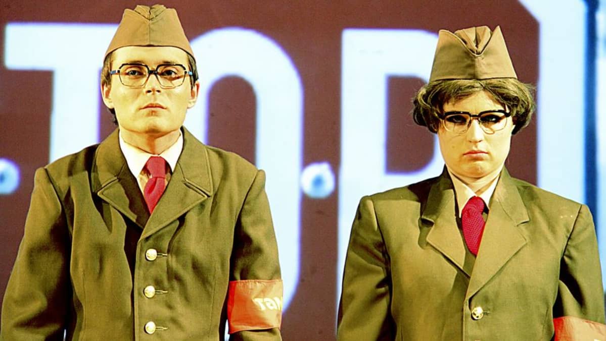 Miika Korhonen ja Sanna Nykänen Varkauden teatterin Votkaturistit-näytelmässä