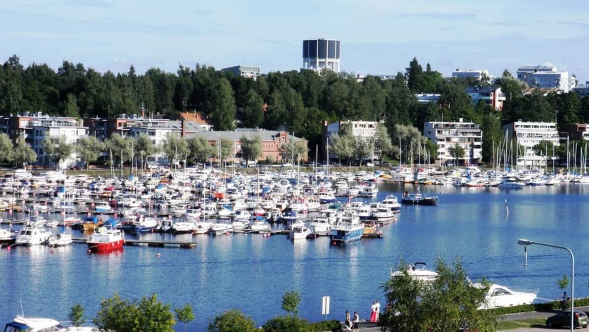 Etelä-Karjalan keskus, Lappeenranta, on viehättävä kesäkaupunki, josta veneillen pääsee minne vain. Linnoituksen valleilta aukeaa hieno yleisnäkymä Kaupunginlahdelle ja satama-alueelle. Satamanseutu onkin Lappeenrannan suosituinta aluetta kesäisin. Kaikesta näkee, että sinne on satsattu.