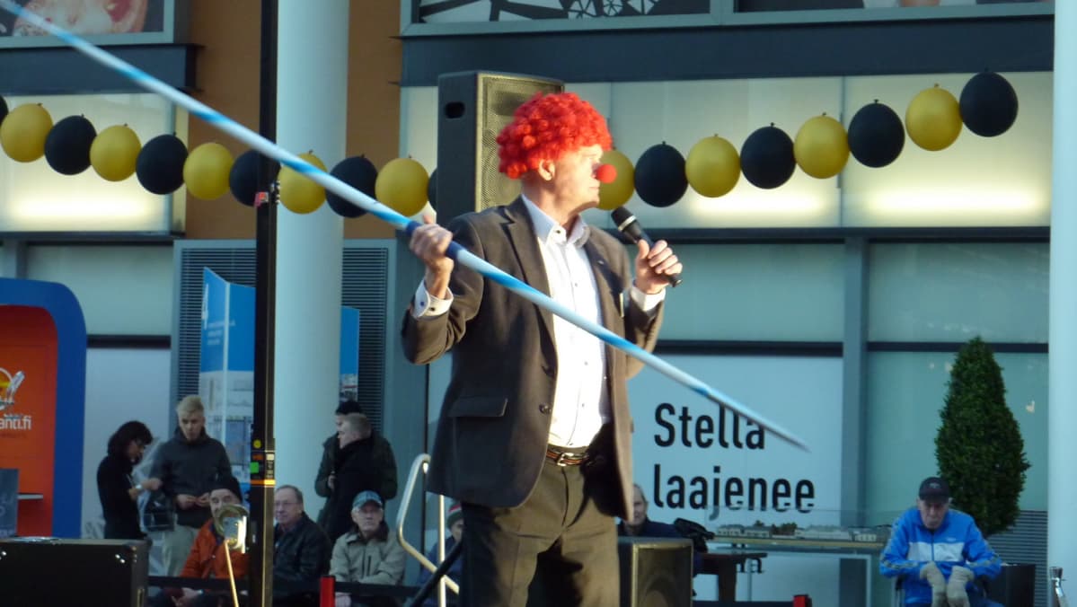 Tapani Hakkarainen pitelee huutokaupattavaa keihästä.