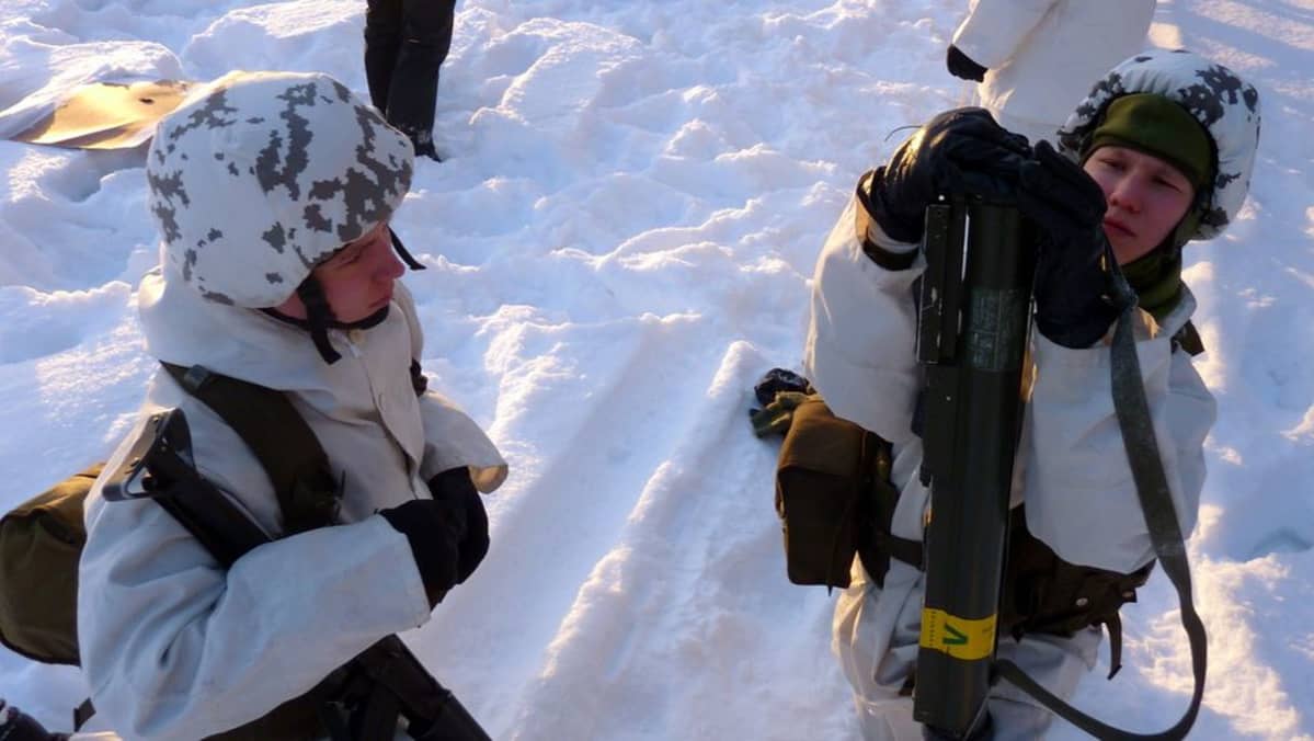 Kuvassa kaksi varusmiestä harjoittelee Rissalan varuskunnassa.
