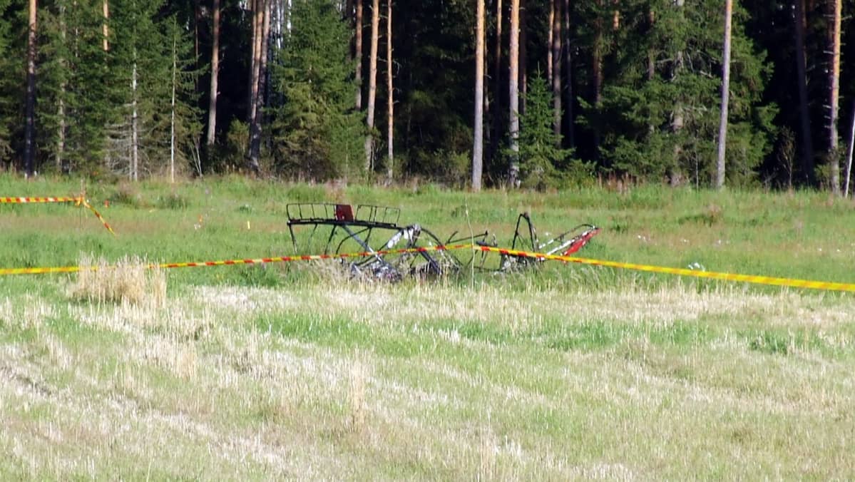 Ultrakevyt lentokone tuhoutui Haapaveden turmassa 8.9.2013 täydellisesti.