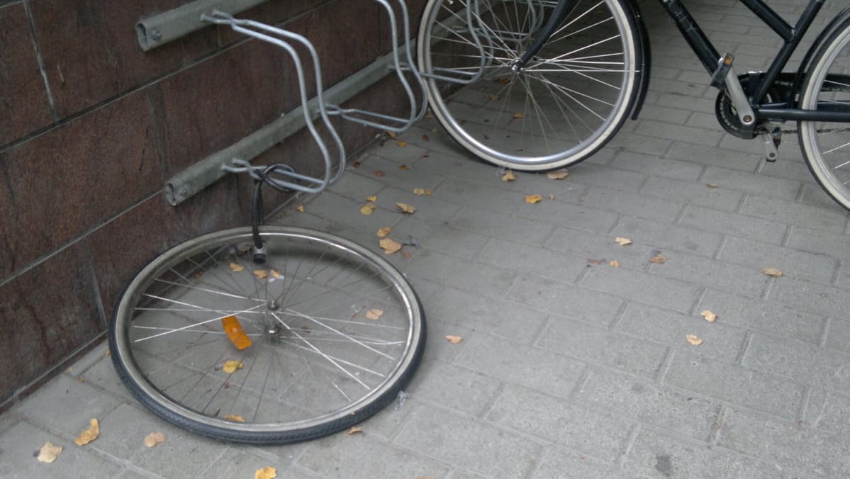 Pyörän eturengas lukon varassa