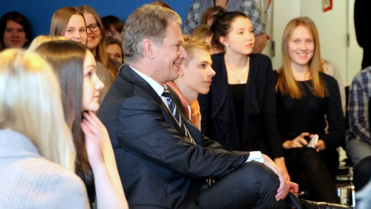 Presidentti Sauli Niinistö Joensuun lyseon peruskoulussa