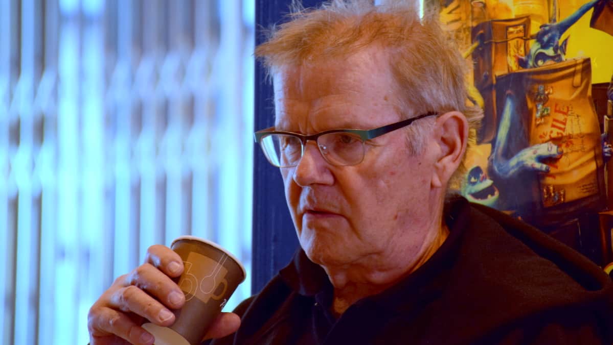 Antti Litja juo kahvia