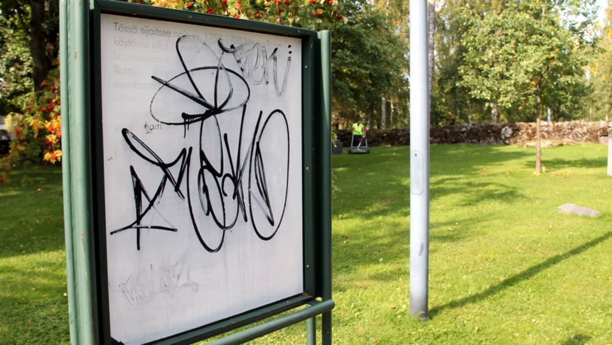 Vanhasta opastaulusta ei juuri tekstiä huomaa.