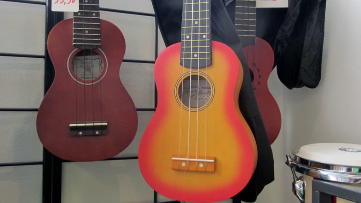 Ukuleleja myynnissä.