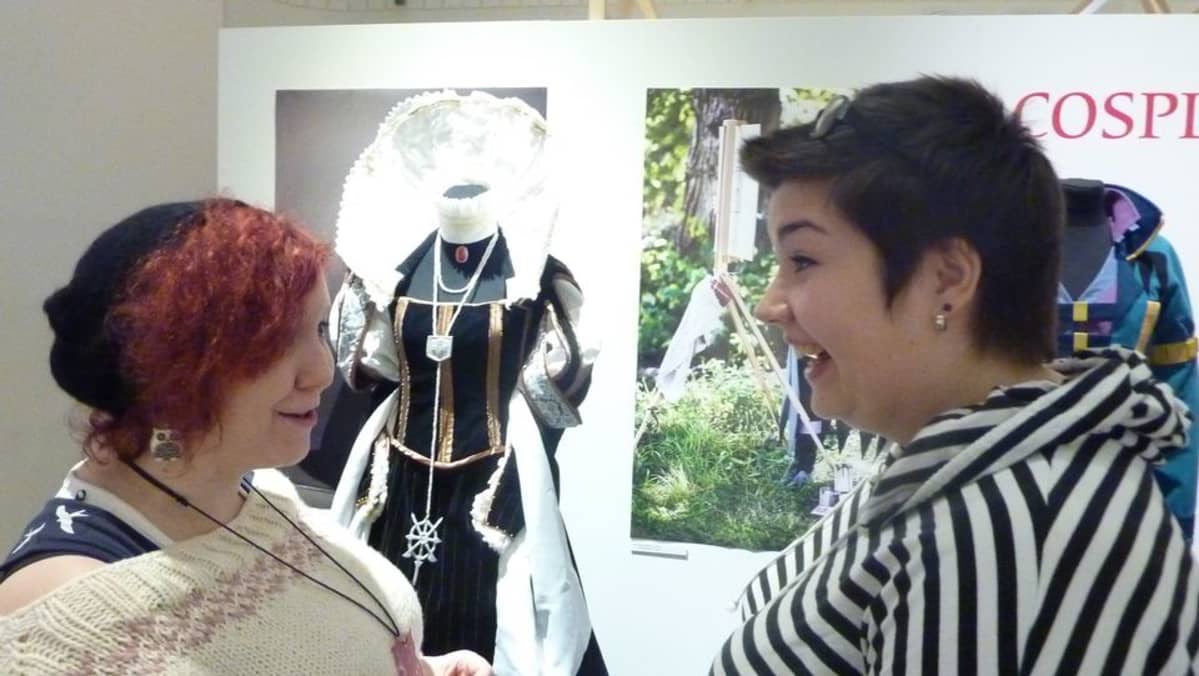 Pukuillaan näyttely Jyväskylän käsityön museo