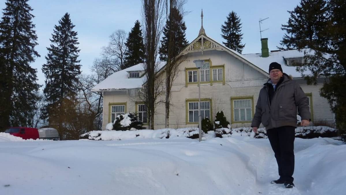 Kiinteistökehitys Naistinki Oy:n kiinteistöpäällikkö Kari Ahonen Otavan koulutilan päärakennuksen edessä.