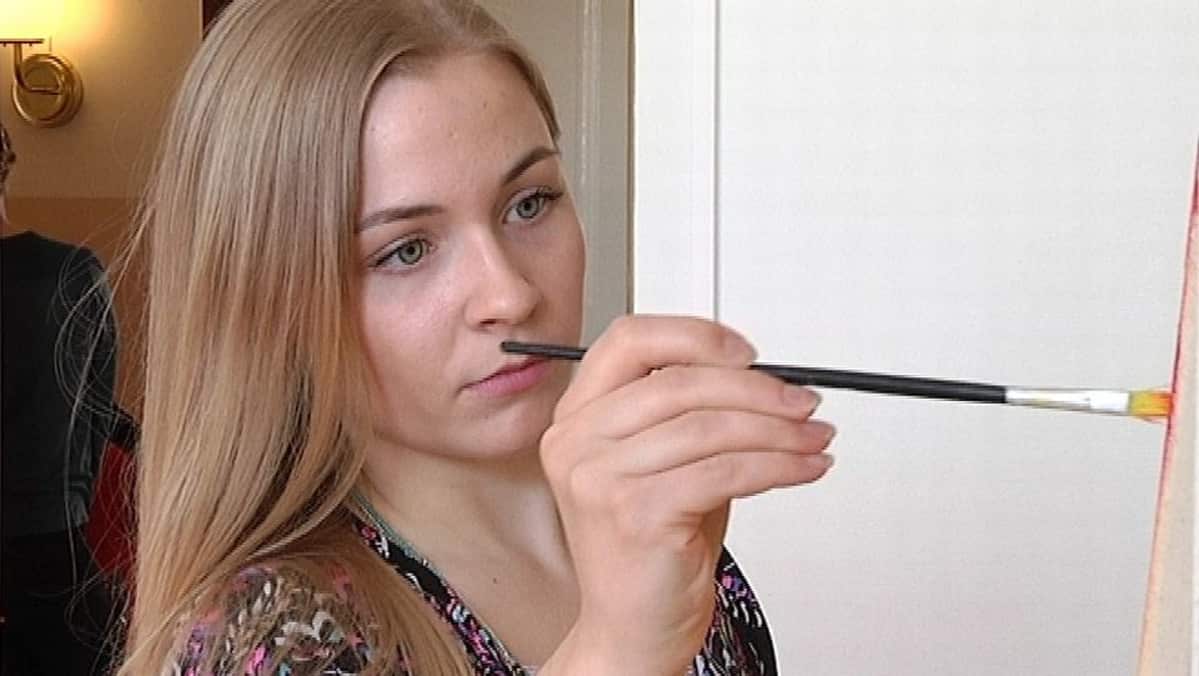 Emma Sorvari maalaa.
