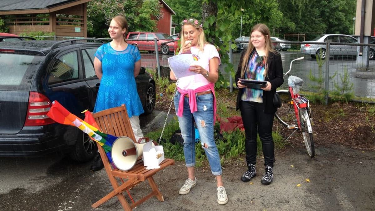 Kangasniemi Priden avasi tapahtumajärjestäjä Tarja Pölkki. Avustajina toimivat tiedottaja Elina Partanen (vas.) ja Laura Heikinheimo.