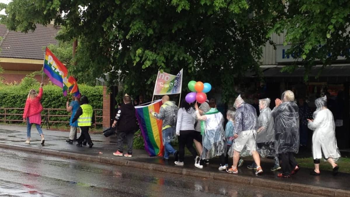 Kangasniemi Pride marssittiin ensimmäisenä vuotena sateessa.
