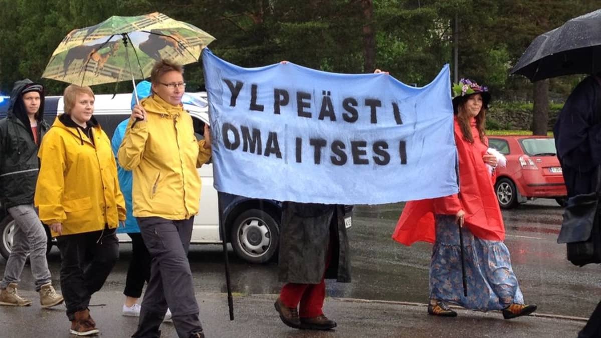 Kangasniemi Priden sanoma banderollissa.