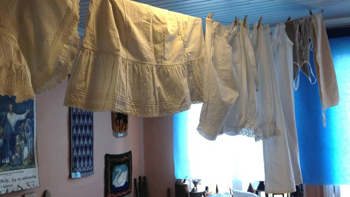 Vanhoja alushameita ja -housuja
