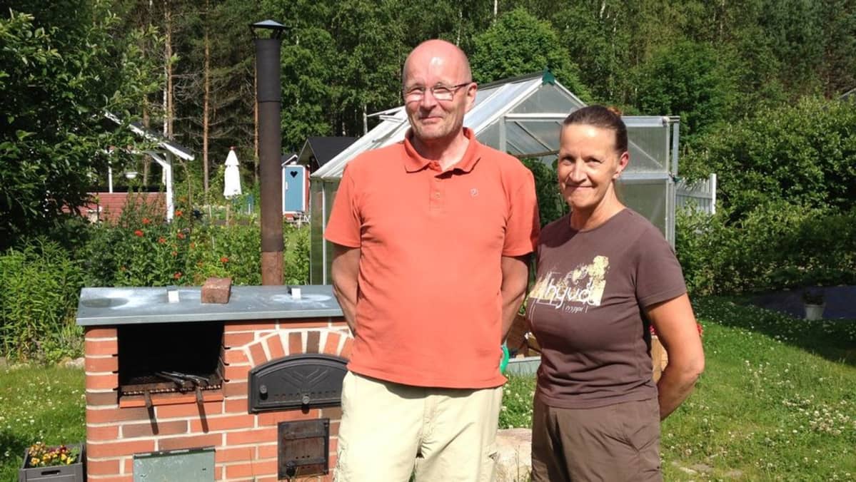 Vesa ja Paula Mäkeläinen palstallaan Kurkilammen siirtolapuutarhassa.