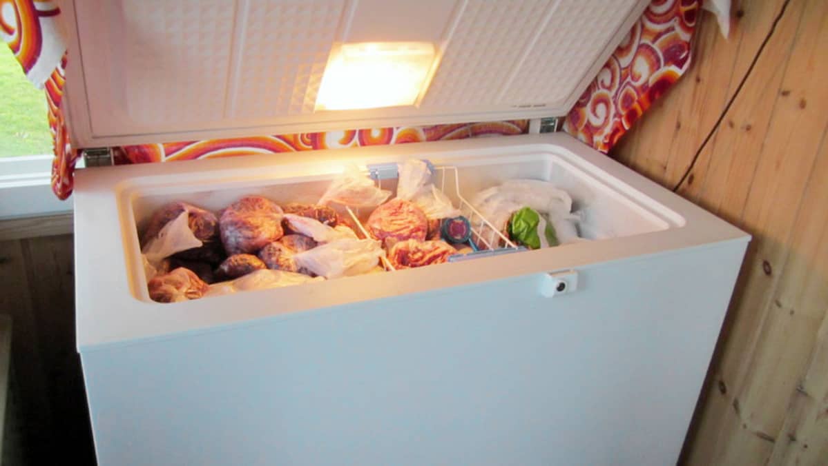 Pakastinarkku kansi auki.