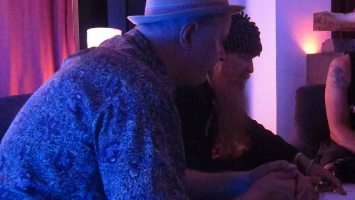 Billy Gibbons ja Kari Nieminen pohtimassa vahvistimen ulkoasua.