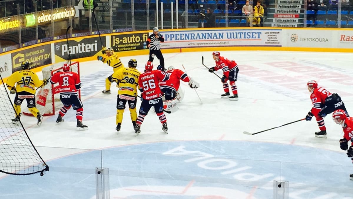 SaiPa-HIFK 16.9. Lappeenrannan kisapuistossa. SaiPan kultakypärä David McIntyre on juuri tehnyt 2-0- maalin.
