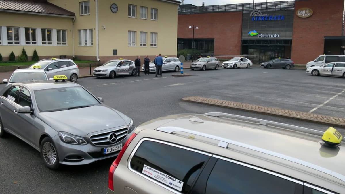 Takseja puolikaarressa jonossa odottamassa matakustajia