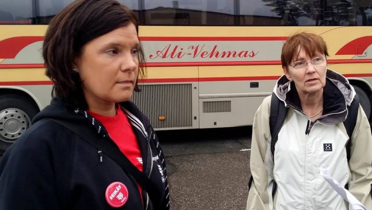 Tehyn sairaanhoitajat Piritta Järvinen (vas.) ja Katja Kuusinen Hämeenlinnassa