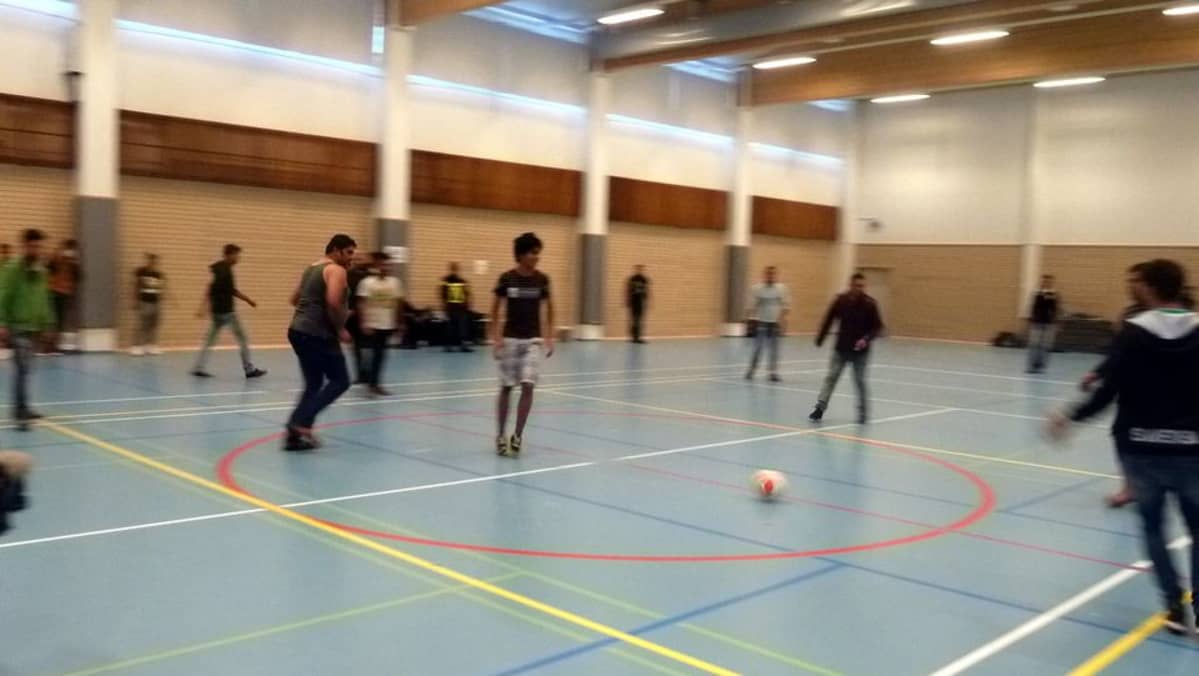 Nuoret miehet pelasivat jalkapalloa Putaan hätämajoituksessa Torniossa.