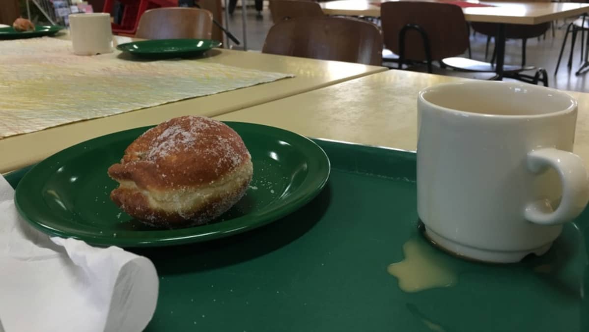 Sotkun kahvi ja munkki.