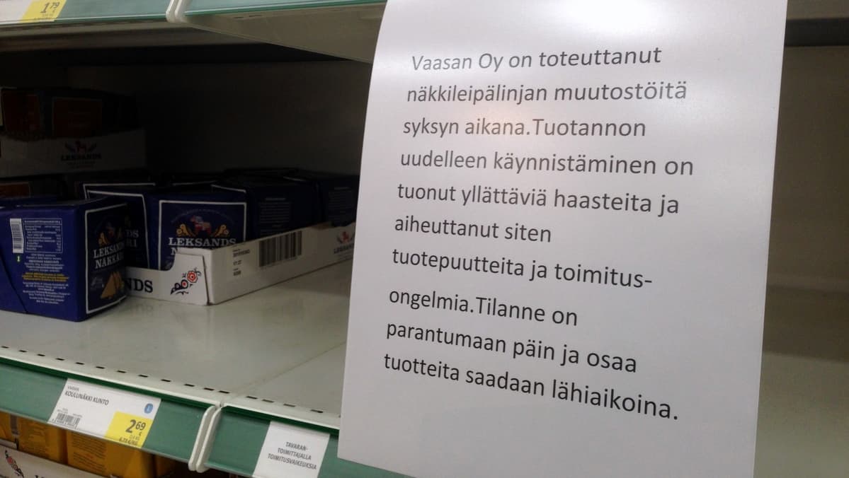 Tyhjä hylly ja vieressä lappu, jossa kerrotaan ongelmista