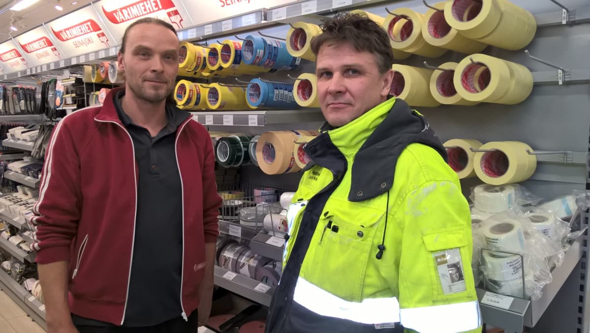 Myyjä Matti Kallio ja pintakäsittelyalan lehtori Jouko Peltokangas muistuttavat maalarinteipin oikeasta käytöstä, jotta vahingoilta vältyttäisiin.