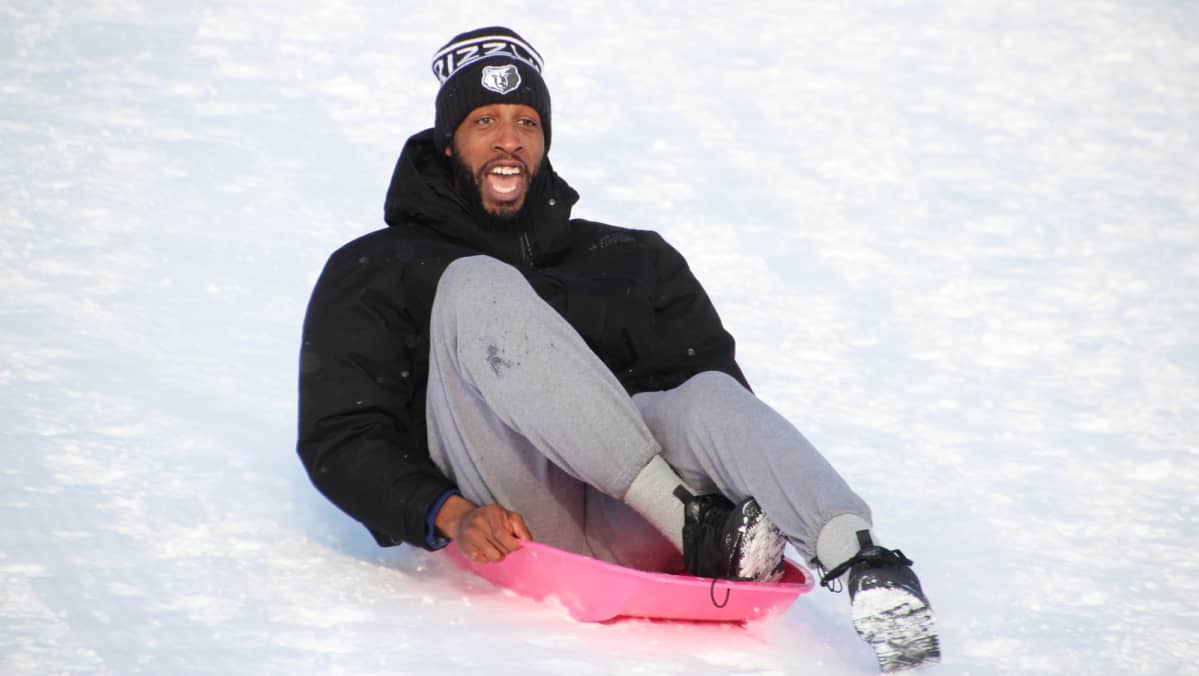 Koripalloilija Tony Easley pulkkailee.