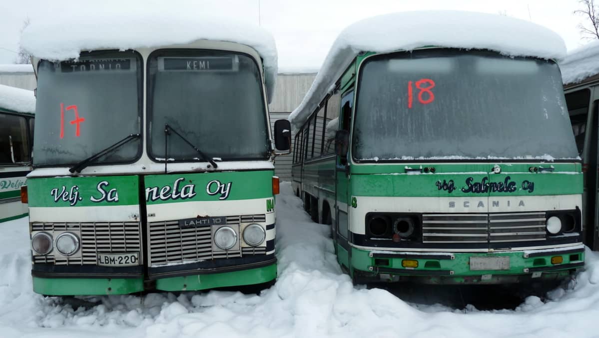 Huutokaupattavia linja-autoja
