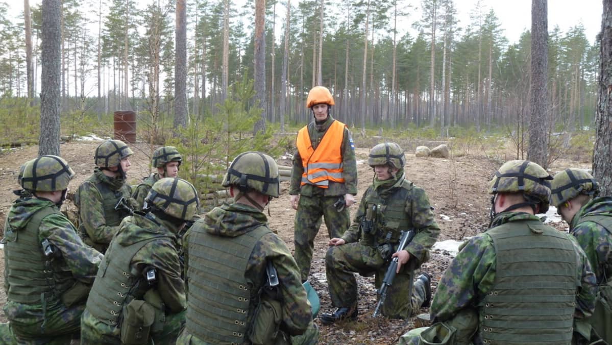Varusmiehiä Taipalsaaren amupa-alueella