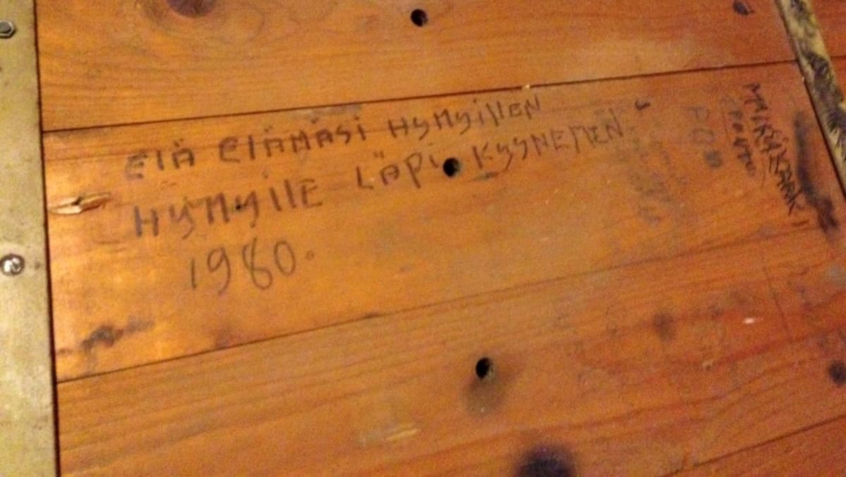 Vankien viestejä Konnunsuon entisen vankilan sänkyjen pohjassa.