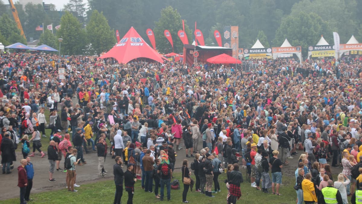 Yleisöä Ilosaarirockissa 2016.