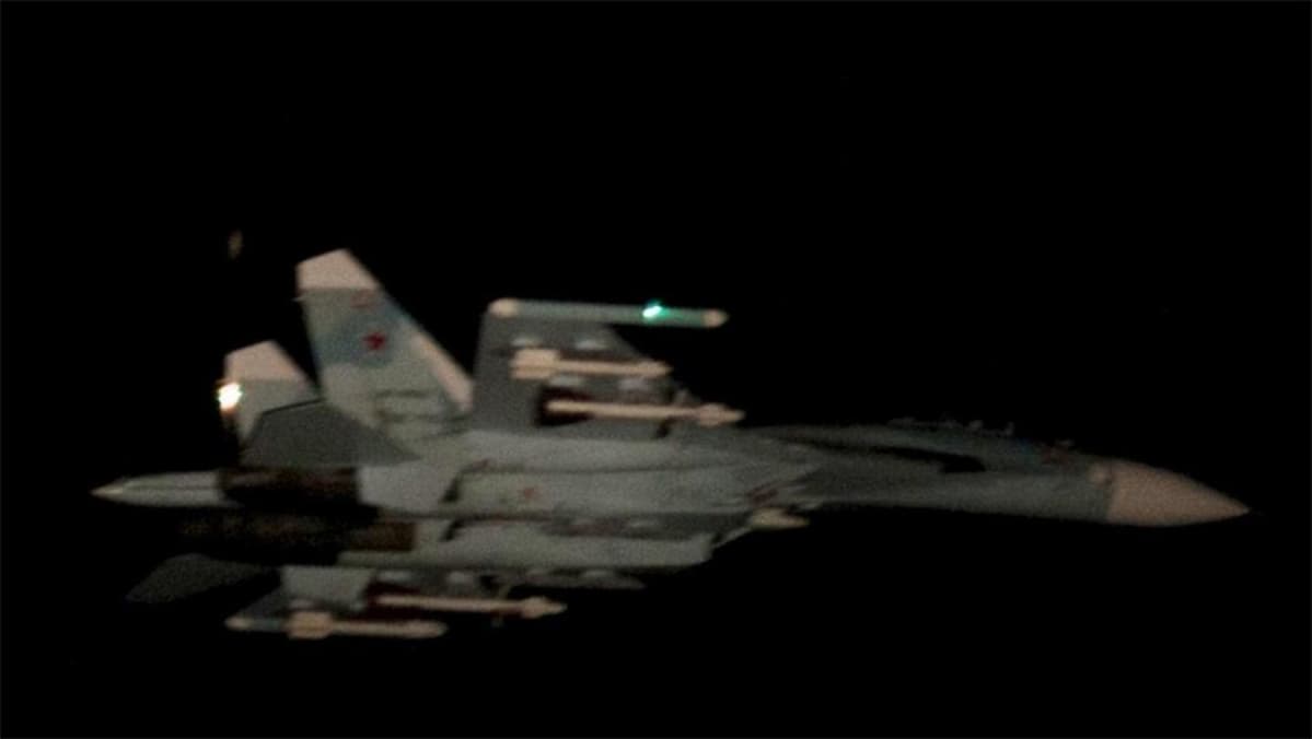 Ilmavoimat julkaisi Twitterissä kuvan ilmatilaa loukanneeksi epäillystä SU-27-hävittäjästä.