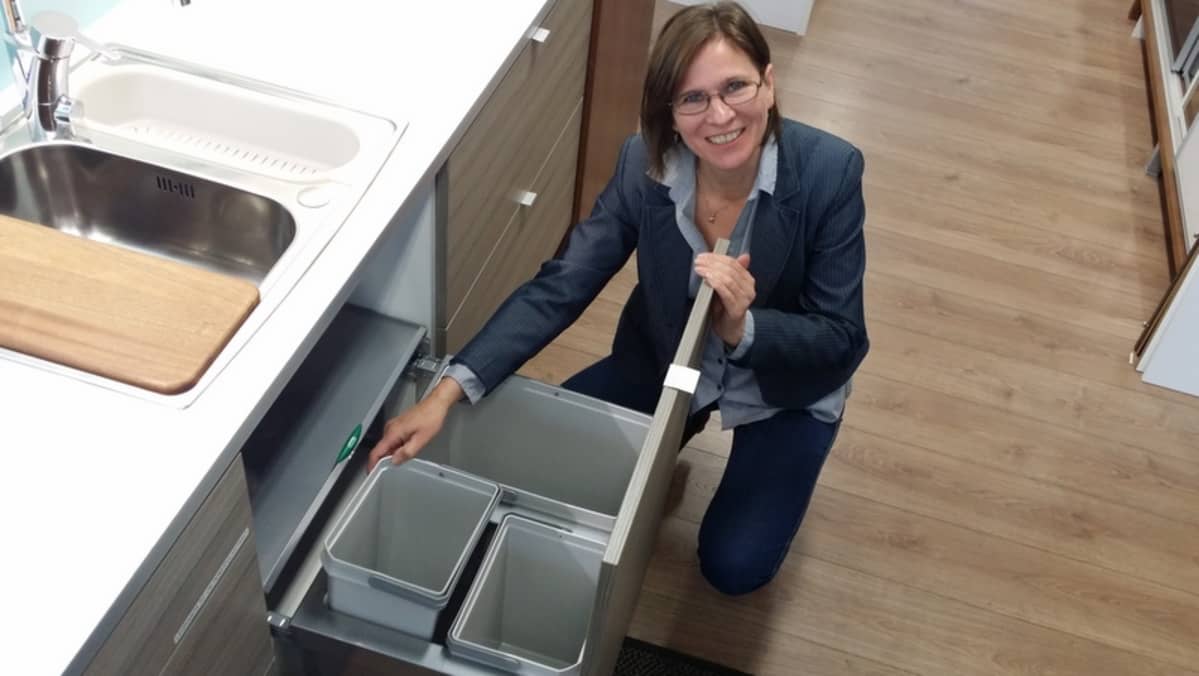 Tuija Tiihonen esittelee uuden keittiön jätteidenlajitteluratkaisuja