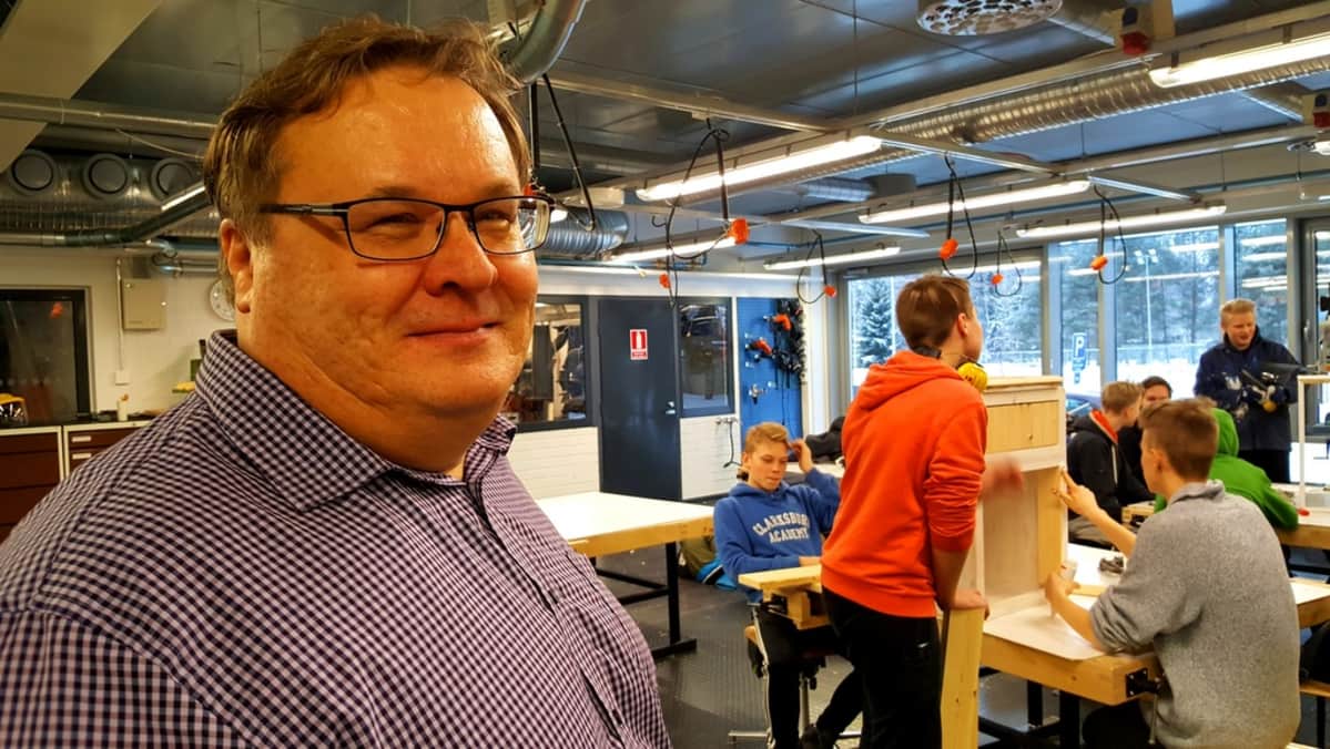 Kuopion Puijonsarven koulun teknisen työn opettaja Kari Rajala