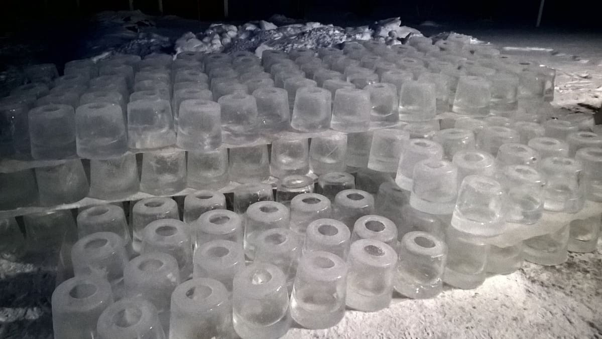 Jäälyhtyjä varastossa useita satoja kappaleita