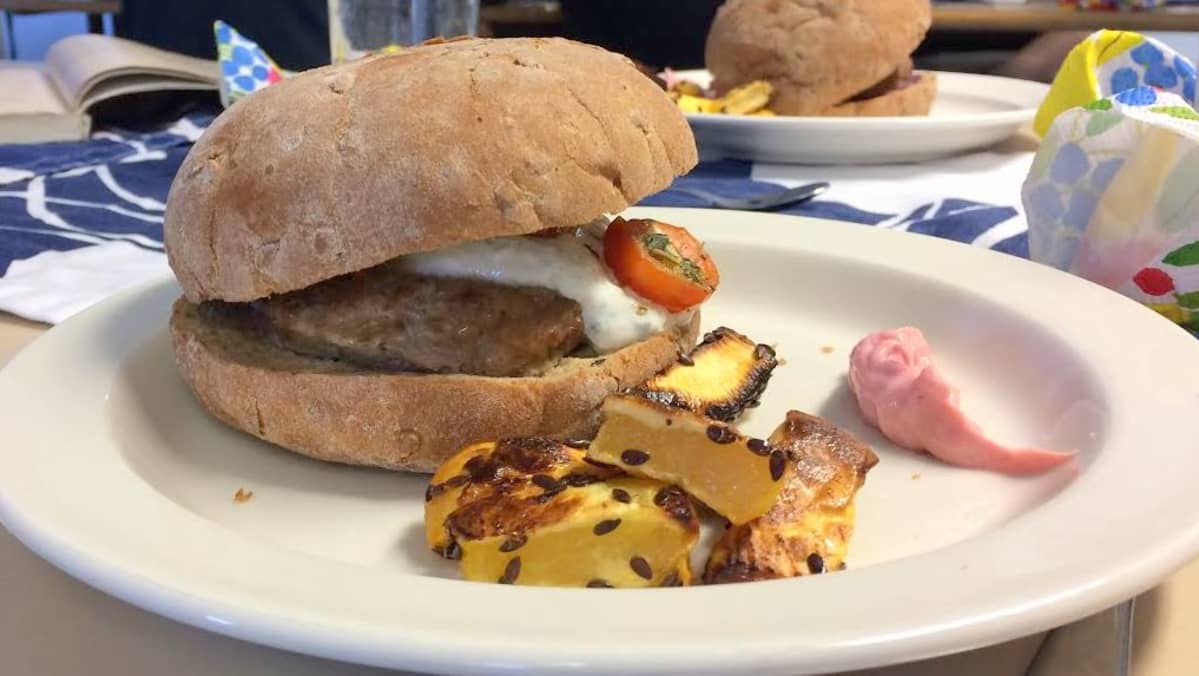 Perinneruokien tuunauspajassa valmistettiin lammasburgeri, tsatsiki, karamellisoitu punasipulikastike, uunipaahdetut tomaatit ja naurisranskalaiset.