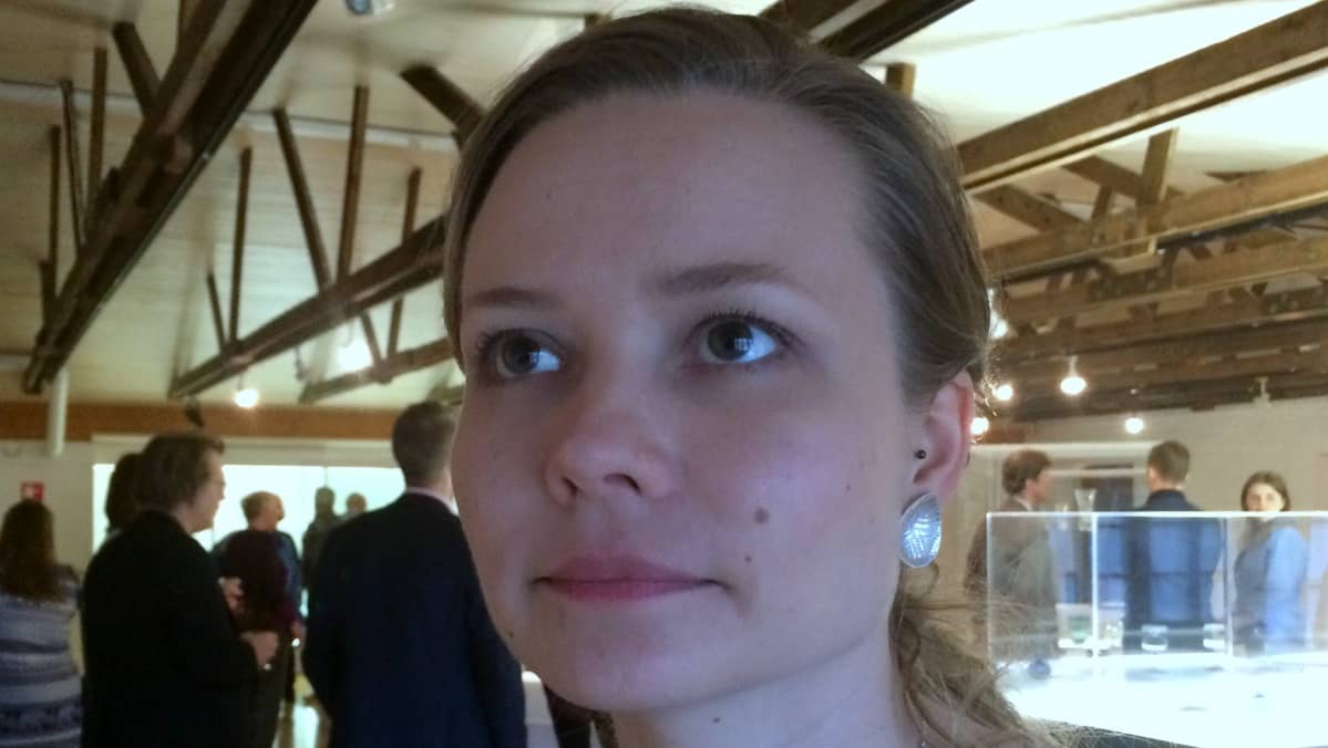 Helmi Remes katselee ylös