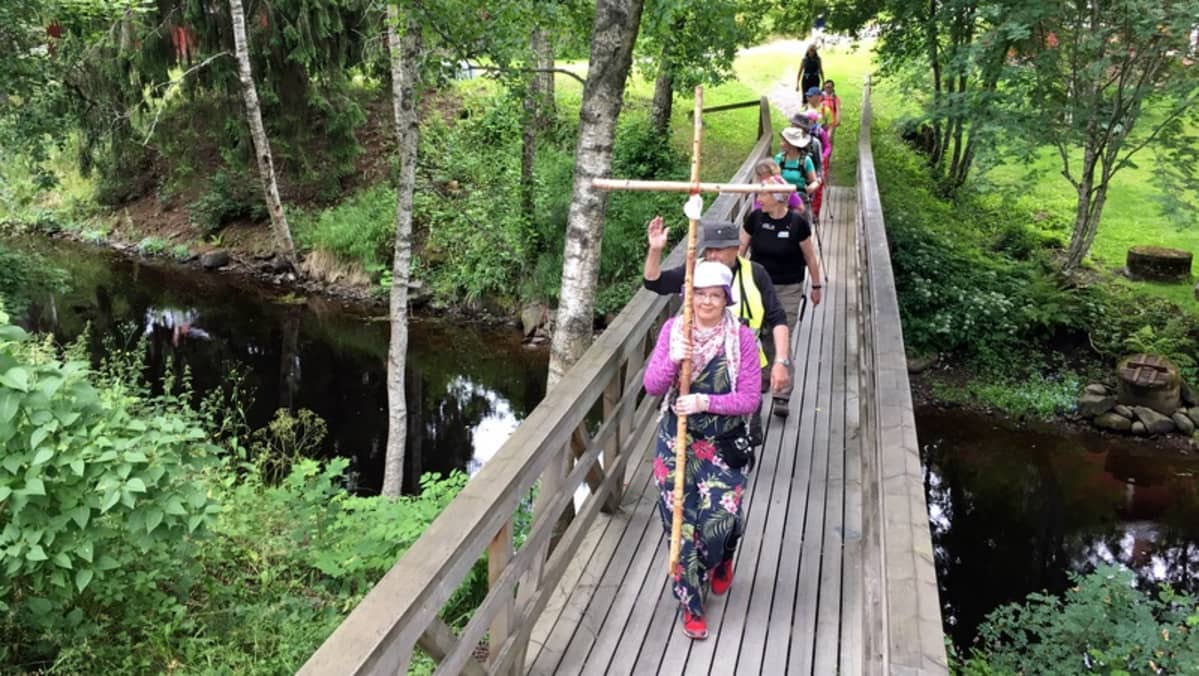 Ihmisiä sillalla.