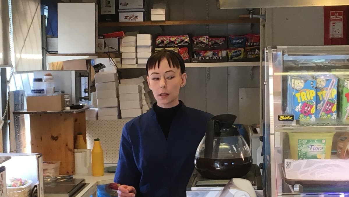 Grillimyyjä Krista Tamminen työskentelee Iitissä lähellä Kymi Ringiä